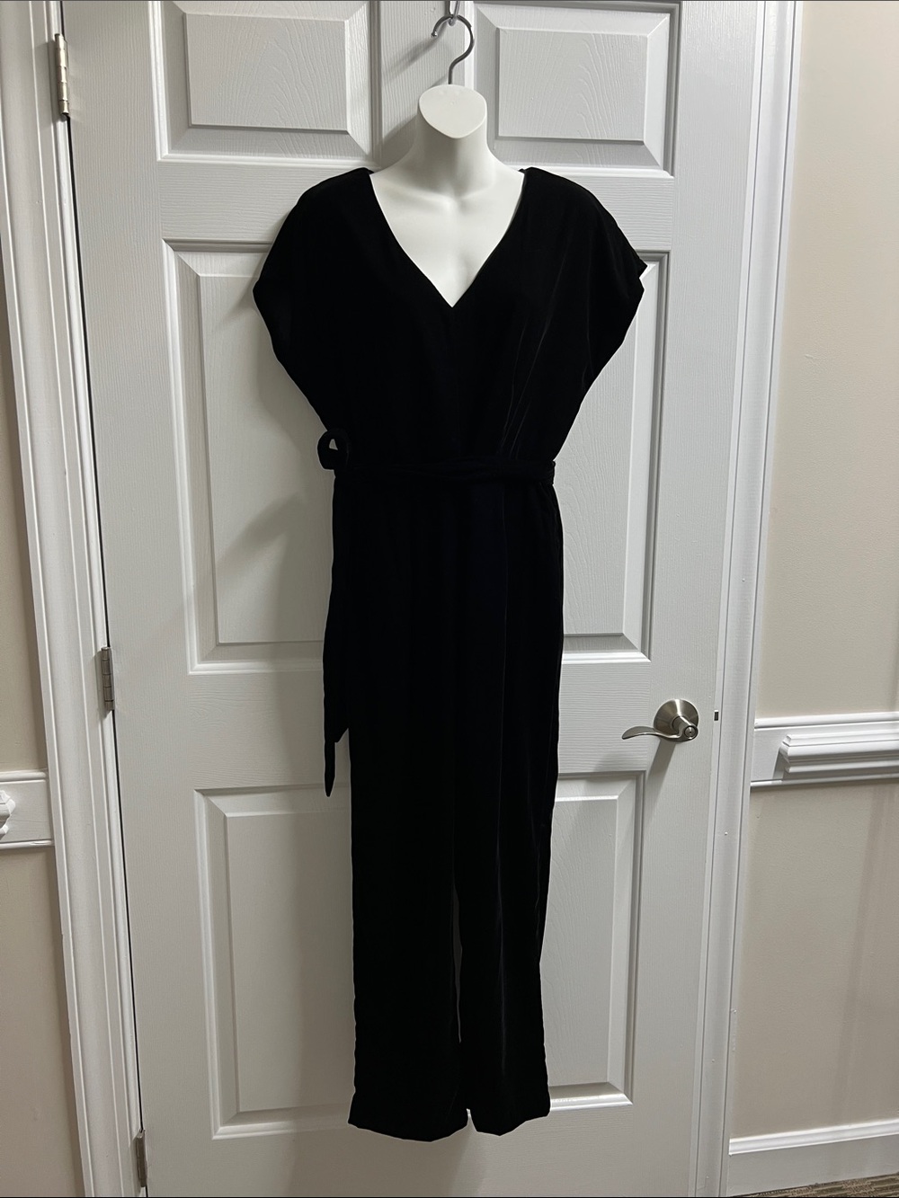 GAP women’s Black velvet V Neck Jumpsuit 8 NWOT 596
